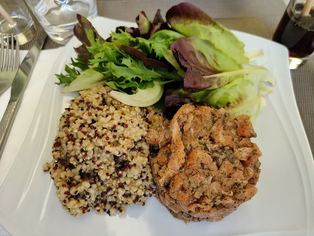 Tartare de Saumon Avec Quinoa Boulgour Et Salade